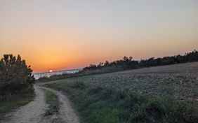 Der Sonnenuntergang über dem Meer ist schon von Weitem zu sehen